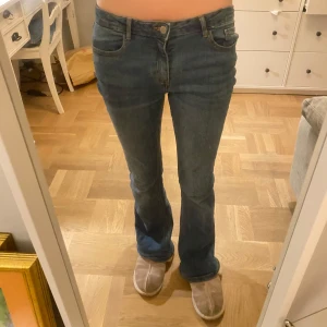 Blå bootcut låga jeans - Snygga blå bootcut jeans . Köpte på el corte inglés (Spaniens nk) i mallorca 🦋snygga och supersköna. (Barn stolek 14+ längd 172) någon fläck längst ner på benet men går säkert bort i tvätten