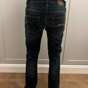 Nudie jeans - Nudie jeans snygg mörk färg med lite tvätt framtill!