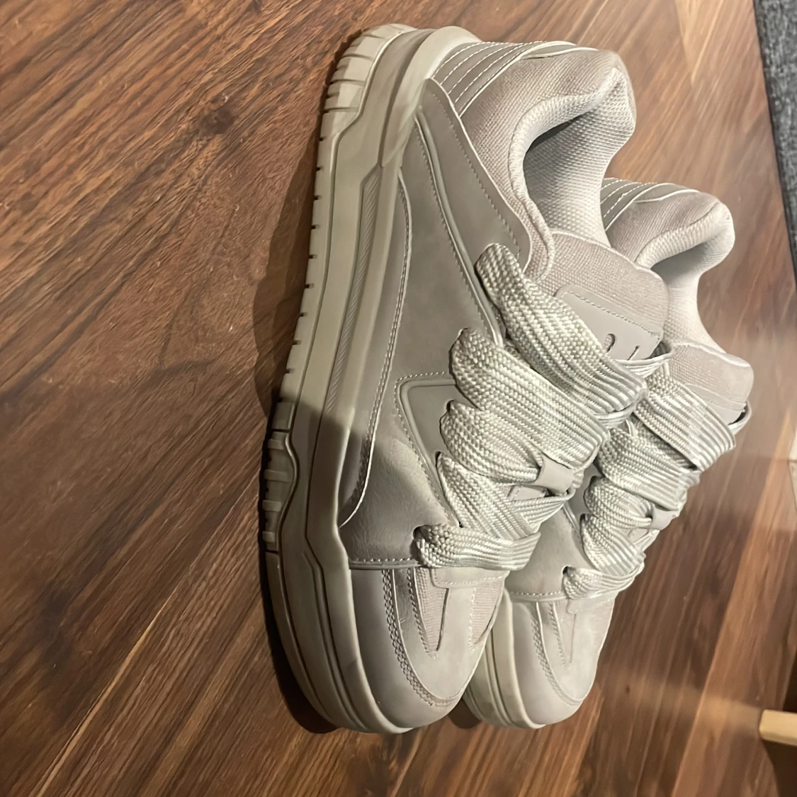 Grå sneakers från Bershka - 2