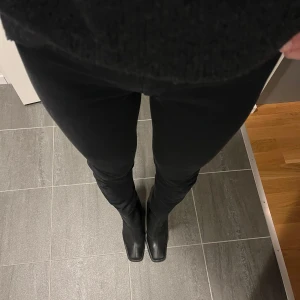 Tighta kostymbyxor Filippa K - Tighta kostymbyxor från Filippa K. 