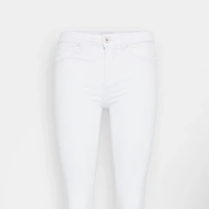 ONLY Jeans - ONLY jeans, onl blush jeans i färgerna svart, vit, grå och blå (midwaist). Säljer dem då dem inte kommer till användning längre. Jeansen kommer o nyskick utan några defekter. För fler bilder skriv privat.💕 Dem svarta och vita jeansen säljs för 450kr och dem blå o grå för 350kr pris kan diskuteras.🌸💕