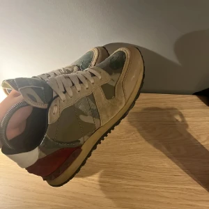Valentino Rockrunner  - Tja, säljer nu dess fetta rockrunners, bra skick. Såklart är de äkta, det är ett par 41 men passar även 42,bara att skriva om ni har någon fråga. 