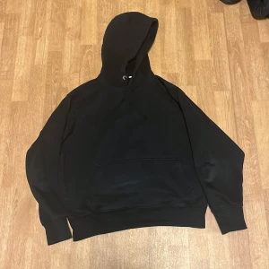Svart hoodie - Tvär skön weekday hoodie 