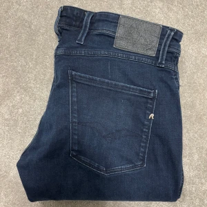 Replay Anbass jeans - Säljer dessa mörkblå Replay anbass jeans (slimfit)! Jeansen är i bra skick! Size 33/32. Skriv vid funderingar!