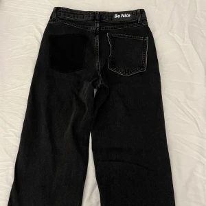 Svarta jeans med detaljer - Snygga svarta jeans med raka ben från Ida Carlssons kollektion med NA-KD. Unik 'Be Nice' textdetalj på linningen. Byxorna har en bakficka och en skuggning vid andra fickan. Perfekta för en avslappnad stil med en twist✨Endast provade men utan lapp. För långa på mig som är 162 cm men passar perfekt i midjan (jag är en XS/ 34). 