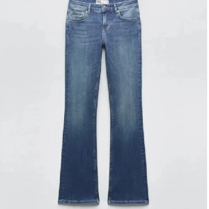 low waist bootcut jeans  - säljer dessa snygga low waist jeans från zara som inte längre säljs , i bra skick 🎀KÖP INTE INNAN DU SKRIVIT ❤️‍🔥