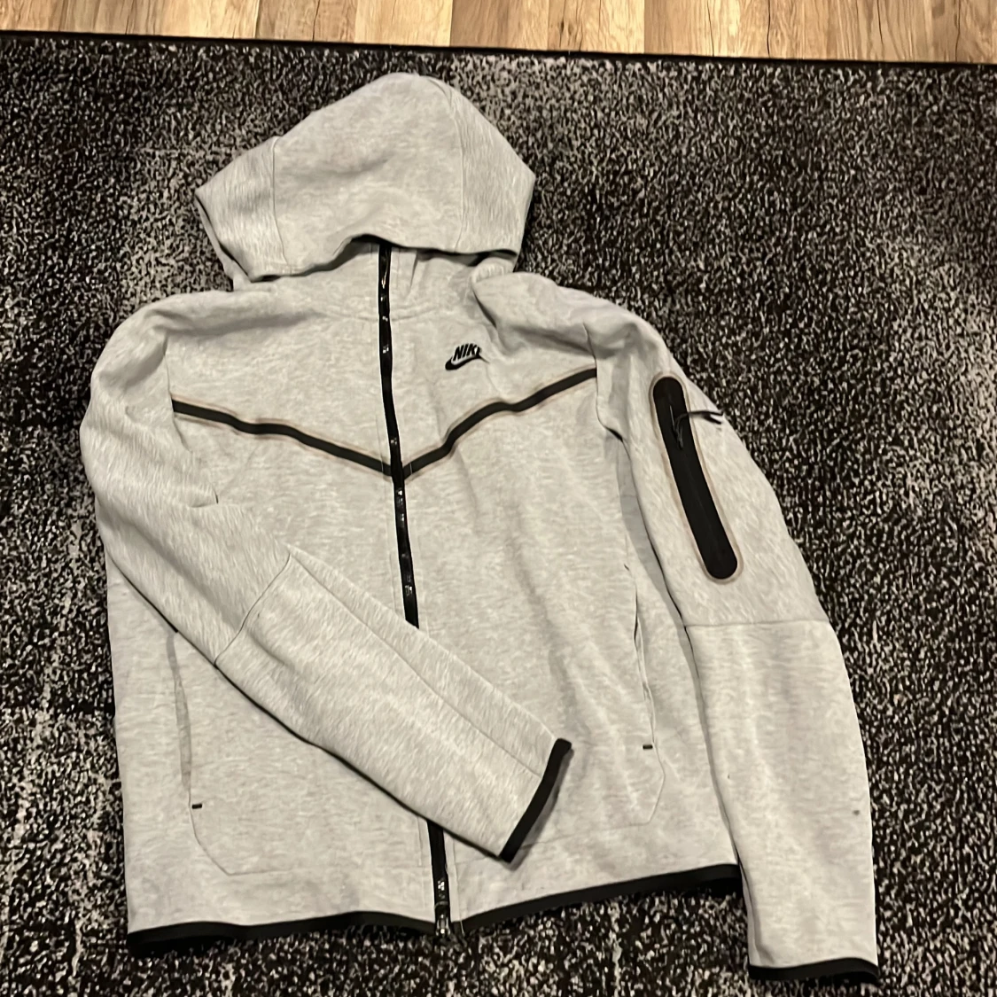 Grå huvtröja från Nike