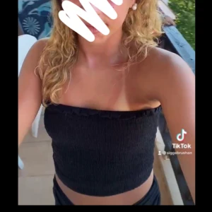 Tub topp - Jätteskön och stretchig tub top som är köpt på hm sommaren 2022🤍använd fåtal gånger och den är fortfarande i jättefint skick utan defekter🤍