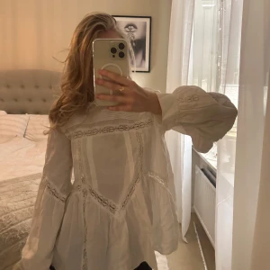 Söt mönstrad blus - En jätte söt blus med hål mönster, romatiskt mönster och passar till varadag och fest