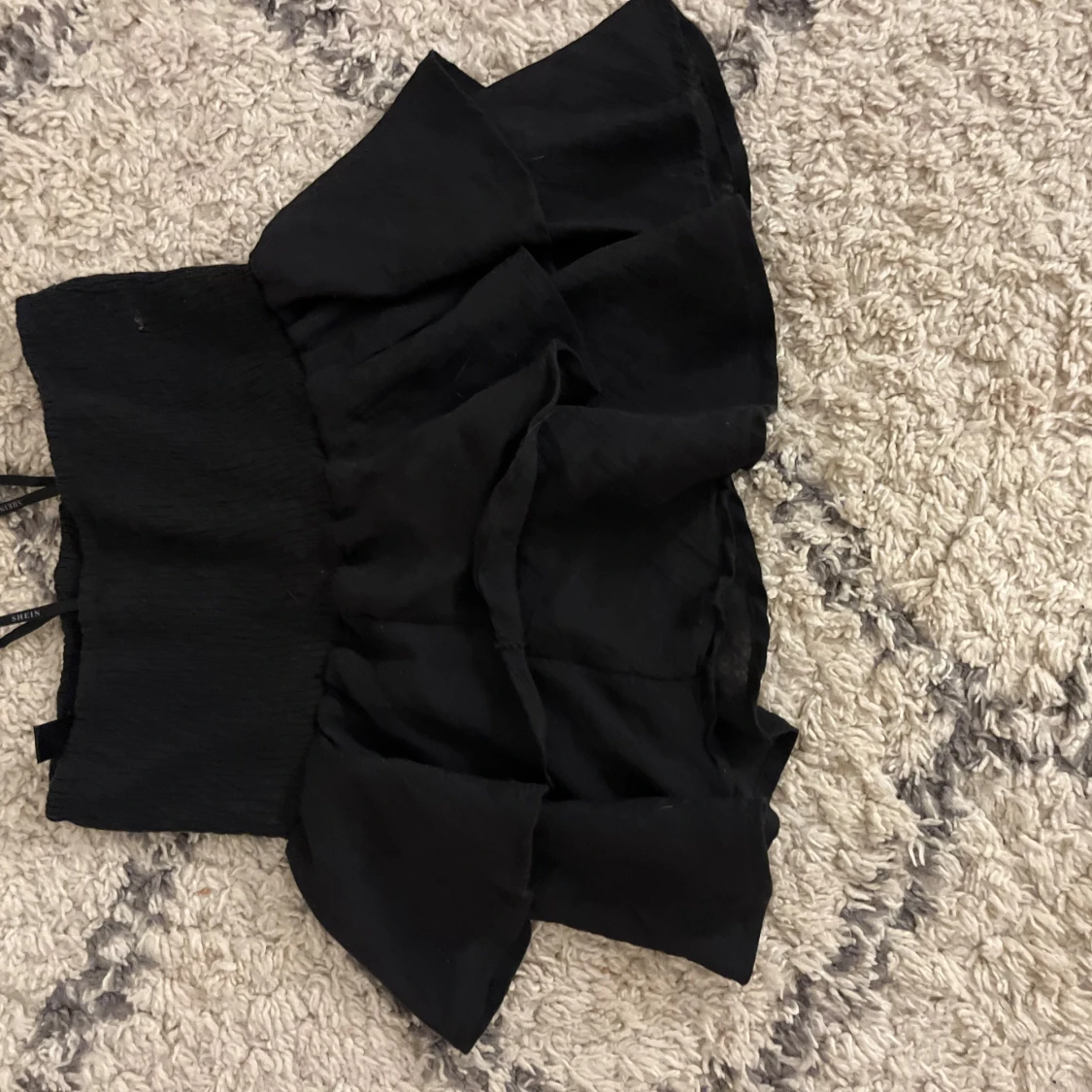 Svart kortkjol med volang