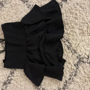 Svart kortkjol med volang - Svart volang kjol från Shein, man kan ha den lågmidjad, midwaist eller som topp. XS-S