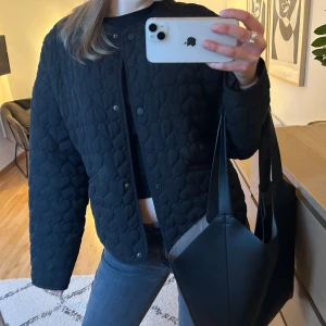 Väska ZARA - Svart väska från ZARA, en liten necessär tillhör väskan