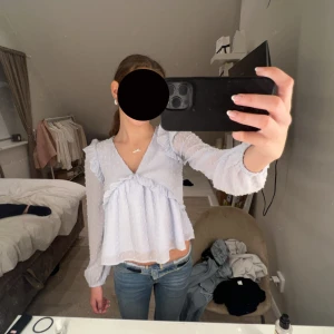 Blå blus från Gina Young  - Söt blus från Gina Young, använd fåtal gånger. Passar perfekt nu till våren💕