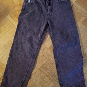   Polar big boy jeans stl xs 32/30 - Säljer ett par lila jeansbyxor från polar big boy.