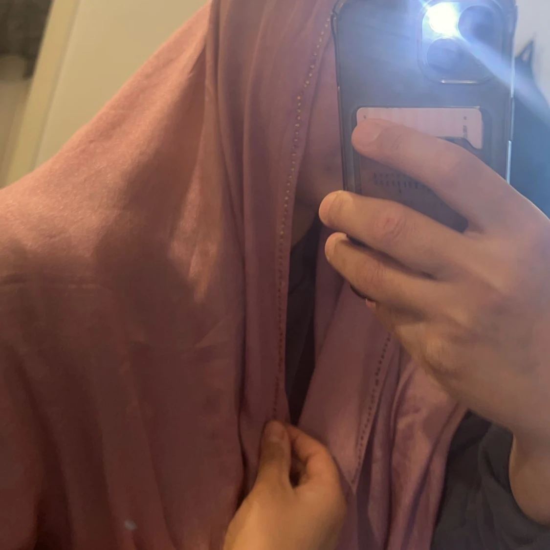 Rosa halsduk/ sjal med glittrig detalj - 3