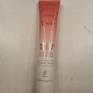 Lumene blush - Säljer en lumene blush i färgen coral. Använd ksk 5 ggr. Köpt för 160kr 💕