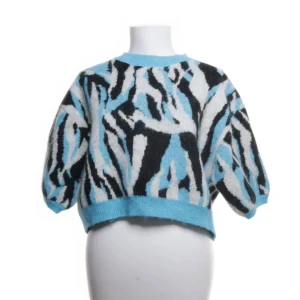 Mönstrad tröja från Zara - Säljer en cool tröja från Zara med ett unikt mönster i svart, vitt och blått. Tröjan har en loose passform och trekvartsarmar . Tillverkad i ett mjukt material som känns skönt mot huden.