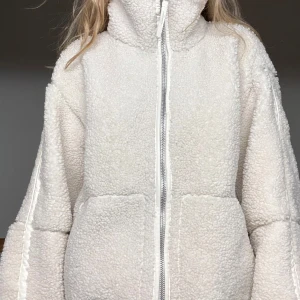 Vit teddyjacka med dragkedja - Mysig vit teddyjacka med dragkedja och hög krage. Använd fåtal gånger och är i storlek S.  Helt fräsch, inga defekter eller tecken på användning. Slutsåld på hemsidan och i butik! 