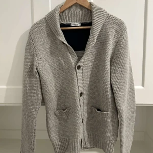 Stickad kofta från J.Lindberg - Färg: Grå Storlek: S Skick: Mycket bra  Pris: 579kr