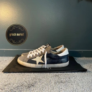Golden Goose skor - Riktigt snygga Golden Goose skor i storlek 41, passar upp till 42 | skorna är i bra skick med en ”beat up design”, | tyvärr utan box men dustbag medföljer | nypris 6000 | priset kan diskuteras, kom med frågor! 