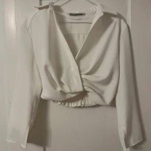 Vit det från zara - Jättefint tvådelat set från zara. Kjol och blus 