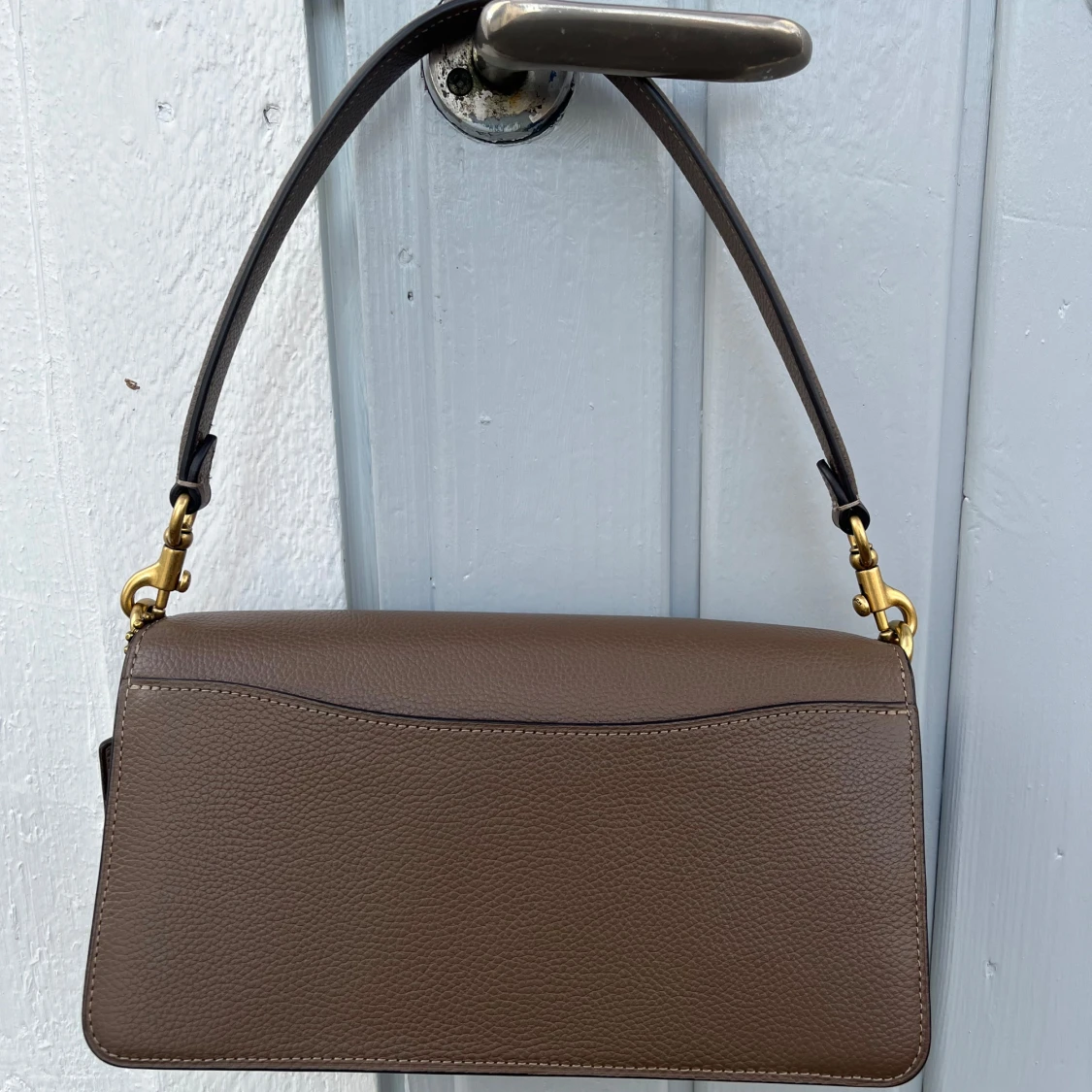 Brun axelväska i skinn med gulddetaljer - 1