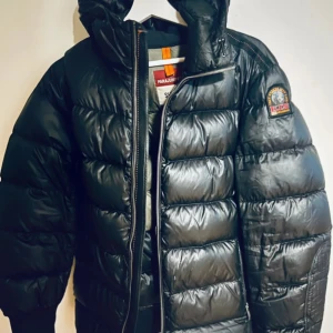 Svart dunjacka från Parajumpers - Säljer en svart dunjacka från Parajumpers, modell Sheen och perfekt för kalla dagar.