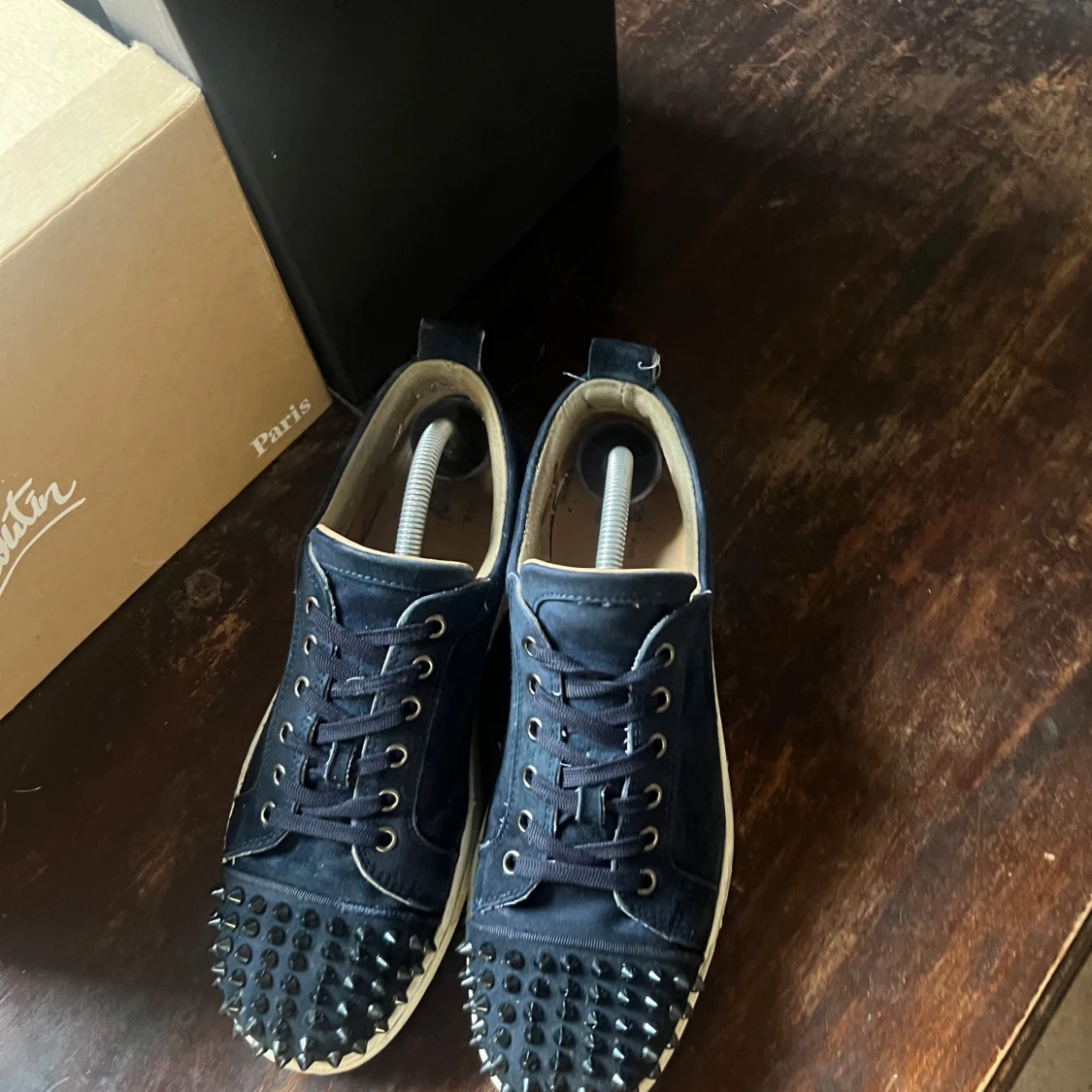 Blåa sneakers med nitar från Christian Louboutin - 2