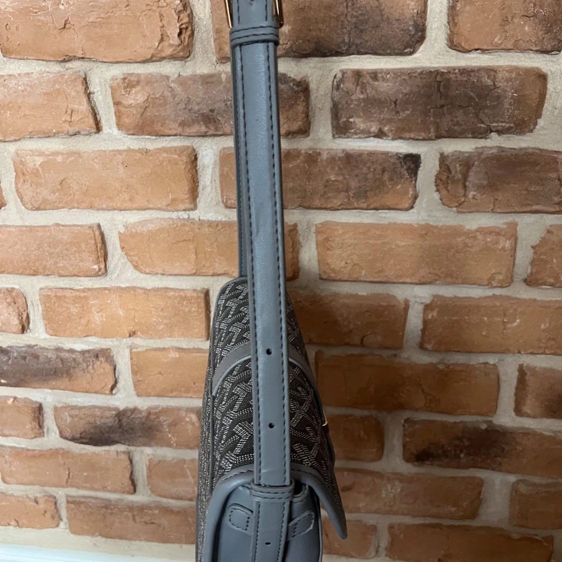 Grå axelväska med mönster - 4