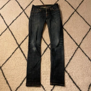Nudie jeans - Säljer dessa feta nudie jeans i storlek w27 och l32 dom är i skinny fit! Sköna slitningar satt dom ser perfekta ut