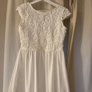 Studentklänning - Jättefin vit klänning från bubbleroom. Perfekt för student eller konfirmation. Använd endast 1 gång.💕