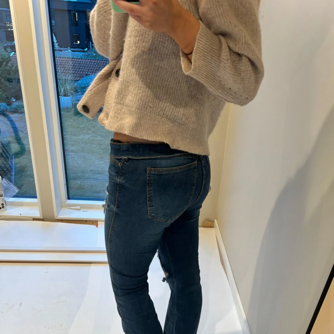 Blå jeans med slitningar - 2