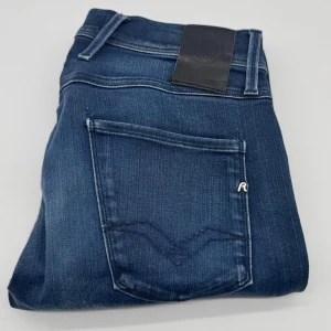 REPLAY ANBASS HYPERFLEX JEANS - Replay anbass hyperflex jeans - Slim fit passform - Storlek W30/L32 - Nypris runt 1800kr -  Deluxecloset