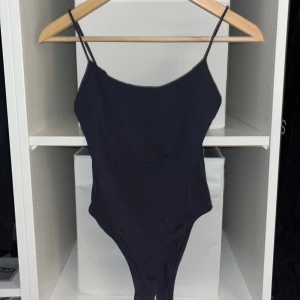 Bodysuit - Säljer denna jättesnygga bodysuit från Zara. Den är helt ny och har används en gång men är tvättad. Hör av er om ni undrar något💕💕