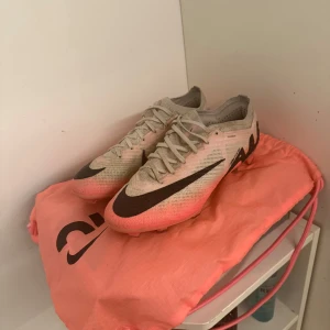 Nike fotbollsskor rosa och svarta  - Snygga fotbollsskor zoom vapor 15 Elite FG storlek 40,5 bra skick. Prisförslag bestäms i chatten 