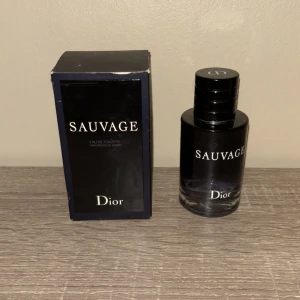 Sauvage Eau de Toilette från Dior - Säljer en flaska Sauvage Eau de Toilette från Dior. Flaskan är elegant och mörk med en stilren design. Parfymen har en fräsch och maskulin doft som passar perfekt för den moderna mannen. Kommer med originalförpackning. 70% kvar av flaskan. Skickas med PostNord.