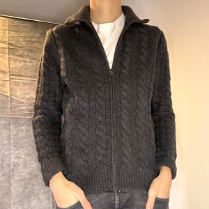 Massimo dutti Kashmir cardigan  - Säljer denna Massimo dutti kabelstickad cardigan i kashmir, size M och passar mig 180 63 kg, Den är 10% kashmir och 90% ull, väldigt skönt material. Väldigt Fint skick