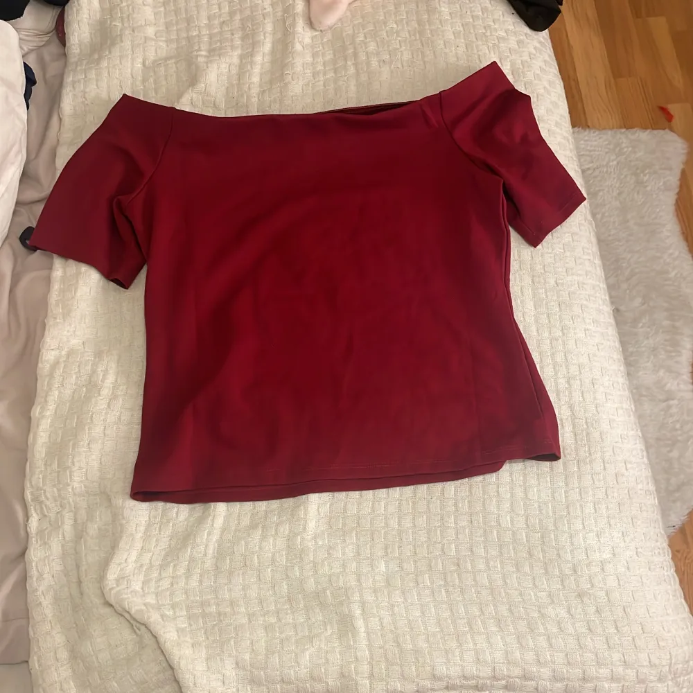 Snygg vinröd offshoulder topp med korta ärmar. Perfekt för en stilren look. Passar bra till både jeans och kjol. ❤️. Yläosat.