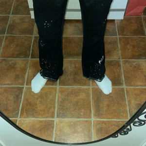 Flared jeans  - Snygga svarta jeans med unika vita färgstänk för en cool look. Byxorna har en straight passform och är perfekta för en avslappnad stil. De har klassiska fem fickor. stretchiga och känns inte som jeans 