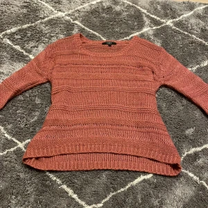 Rostfärgad stickad tröja från Lindex - Säljer en snygg rostfärgad stickad tröja från Lindex. Tröjan har ett ribbat mönster och långa ärmar, perfekt för kyligare dagar. Den är mjuk och bekväm att bära. Passar utmärkt till både jeans och kjol. Hör av dig vid intresse!