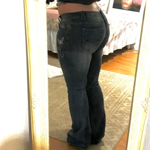 lågmidjade blå jeans med fjärilsdetaljer - älskar dessa jeans men de har tyvärr blivit för små så det är därför jag säljer! storlek M men passar även S möjligtvis L! använda några få gånger. nypris 300kr men säljer för hälften av priset ❤️