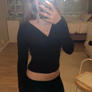 Svart långarmad  - Säljer denna jättefina fin syd tröja som är fitted. Jättesnygg om man ska vara lite mer uppklädd eller till vardagar. Den är också stretjing material.💕💕priset kan diskuteras 