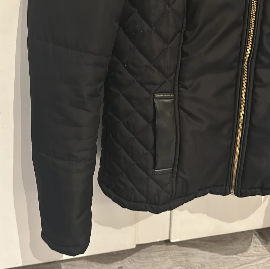 Svart jacka med pälsdetalj från Attentif  - 2