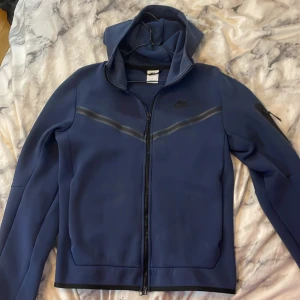 Mörkblå Nike teech fleece  - Fin tröja som inte kommer till användning längre 💕köpt för 1100kr