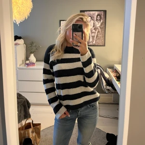 Randig stickad tröja - Säljer denna randiga stickad tröjan från Zara💞