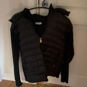 Moncler Cardigan - Tyvvär inget kvitto. Köpt från plick. Sparsamt andvänd och inte andvänt mycket. Finns qr och fungerade nfc. 