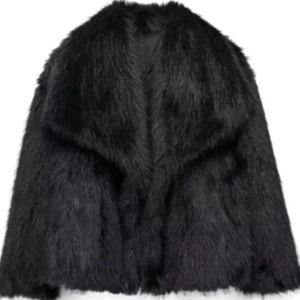 Svart pälsjacka - Säljer en svart pälsjacka, perfekt nu till våren men även höst. Ordinare pris omkring 920, inga defekter. skriv för frågor eller bilder💗 