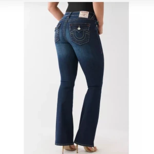 Mörkblå bootcut jeans - Jag säljer nu mina true religion jeans då jag vill köpa lågmidjade jeans istället, dem   är lite trampade där nere kan skicka bild om man är intresserad priset går att förhandla 🩷