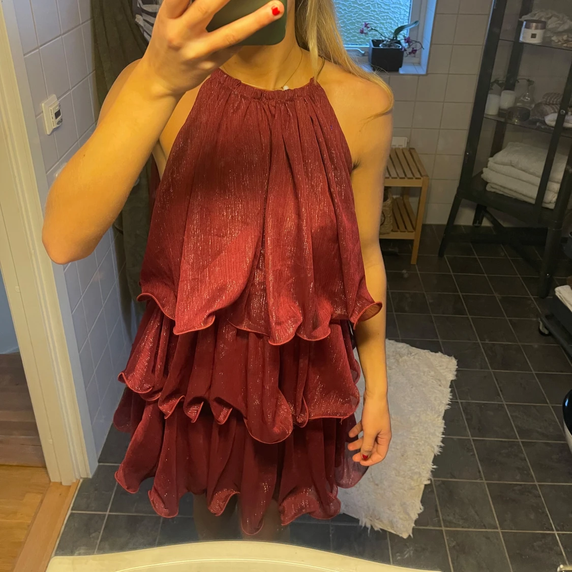 Vinröd klänning med volanger