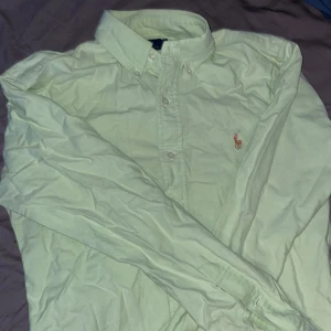 Ralph lauren skjorta - Ljusgrön Raffe skjorta i storlek S passformen är slim fit och är i mycket bra skick. Näst intill ny då jag endast använt den fåtal gånger. Priset är diskuterbart. Materialet är väldigt skönt och linne liknande vilket gör den väldigt bekväm